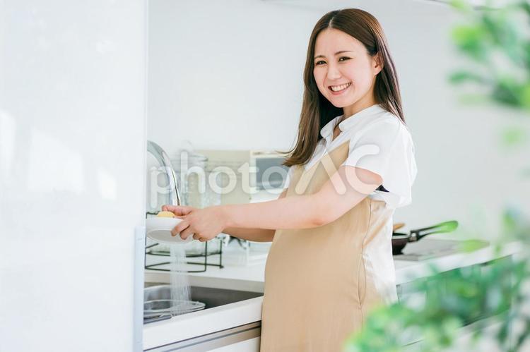 皿洗いをする妊婦 妊婦,家事,妊娠の写真素材
