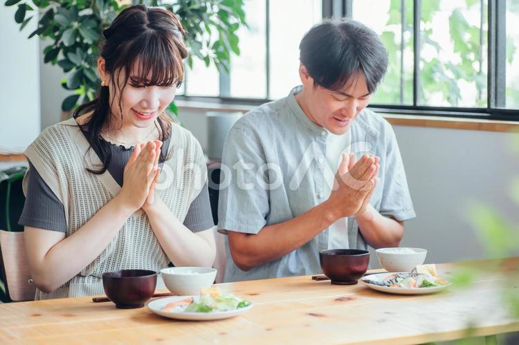 食事をする男女（合掌） いただきます,食事,ご飯の写真素材