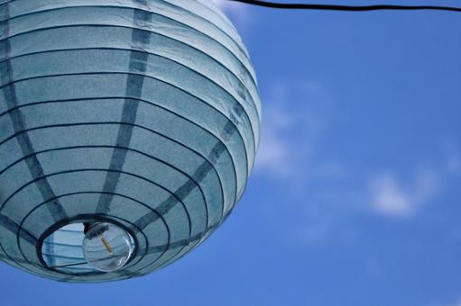 水色の提灯と青空 水色の提灯と青空の写真