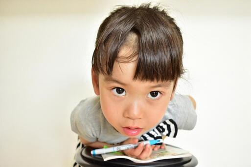 夏　身を乗り出す女の子 子供,女の子,可愛いの写真素材