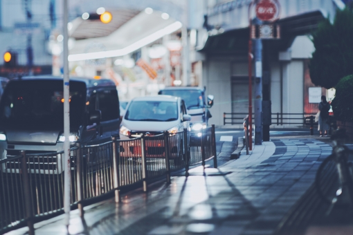 渋滞する車と歩道 渋滞する車と歩道 車,自動車,道路の写真素材