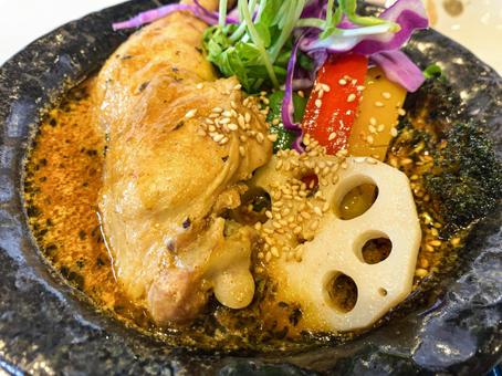 定番鶏肉のスープカレーの写真