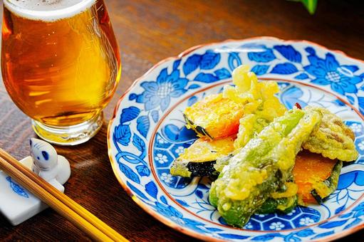 ビールと野菜の天ぷら ビールと野菜の天ぷら ビール,晩酌,天ぷらの写真素材