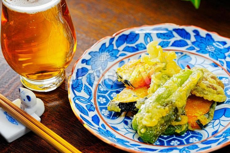 ビールと野菜の天ぷら ビール,晩酌,天ぷらの写真素材