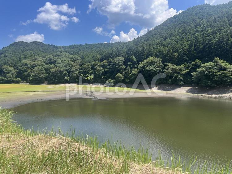 池？沼？なんだろう 山,自然,絶景の写真素材