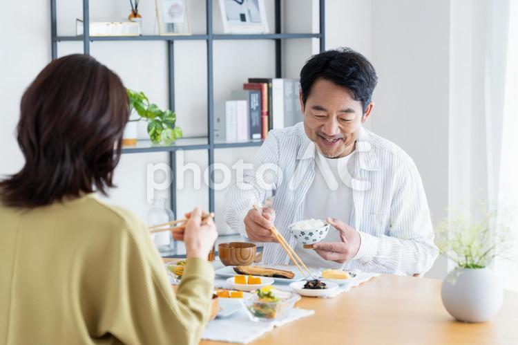 朝食を食べるミドルの男性 食事,食べる,夫婦の写真素材