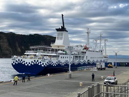 大島の船着場に接岸中のフェリー 大島,船着場,フェリーの写真素材
