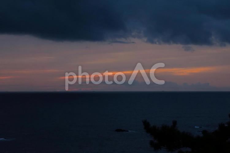 曇りの日の朝ひ 曇り,朝日,朝の写真素材