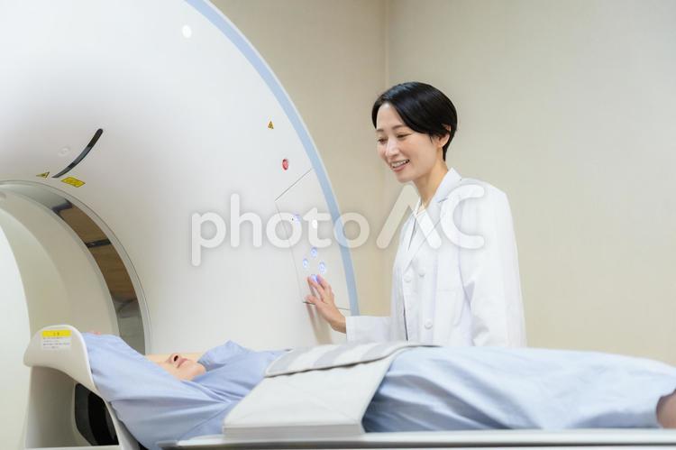 病院でCT検査を受ける女性 病院,ct検査,医者の写真素材