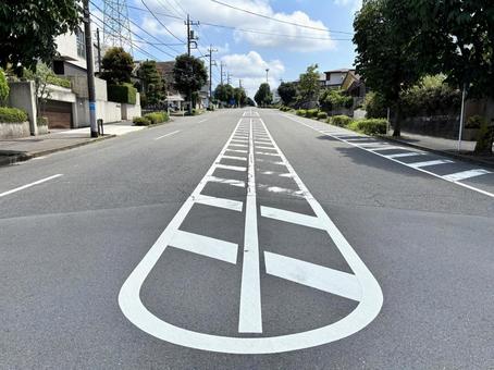 坂の下から 青空と道路 3 坂の下から 青空と道路 3 坂の下から,ゼブラゾーン,道路を見上げるの写真素材