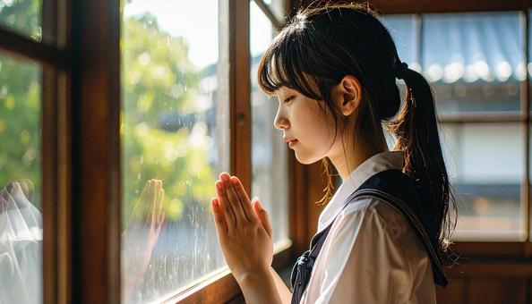 手を合わせて受験合格を祈る制服の女子高生 手を合わせて受験合格を祈る制服の女子高生の写真