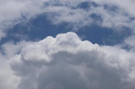青空と多くの雲のある空 青空と多くの雲のある空の写真