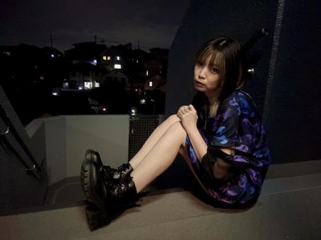 ここで待ってる ここで待ってる 女性,闇,闇堕ちの写真素材