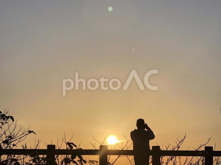 夕日を撮る人 夕暮れ,夕日,人物の写真素材