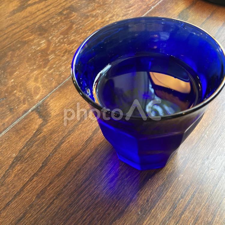 青色のカップでお冷を お冷,水,アイスの写真素材