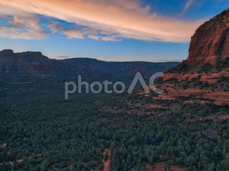セドナの風景と雲の流れ アリゾナ,セドナ,アメリカの写真素材
