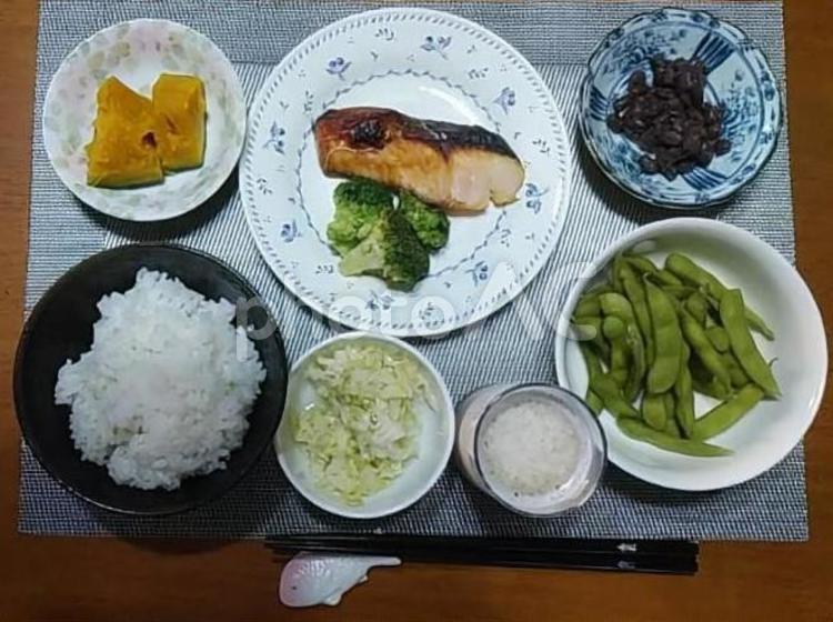焼き鱒とブロッコリー炒めのある夕食の食卓 ご飯,焼き鱒,ブロッコリーの写真素材
