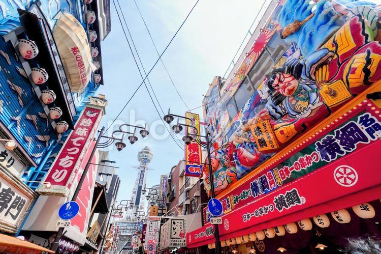 大阪・新世界の通天閣と繁華街 通天閣,大阪,新世界の写真素材
