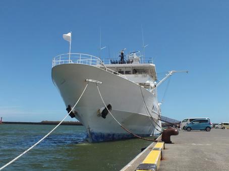 夏空と大型船と車 夏空と大型船と車 大型船,船,大型漁船の写真素材