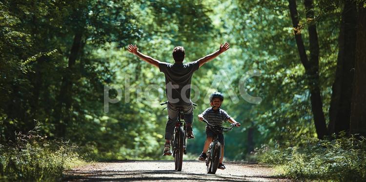 開放感あふれる自転車の旅 男性,子供,自転車の写真素材