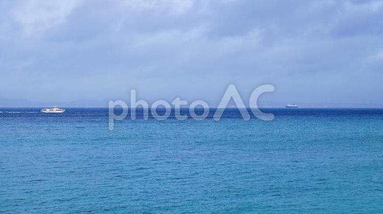 うるま市津堅島から見えるフェリーくがに フェリーくがに,海,津堅の写真素材