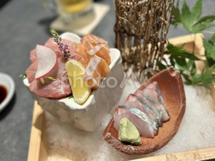 旬の刺身盛り合わせと氷の器演出 鮮魚,まぐろ,アジの写真素材