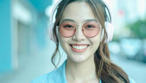 推し活するサブカル風でおしゃれな女の子 推し活するサブカル風でおしゃれな女の子の写真