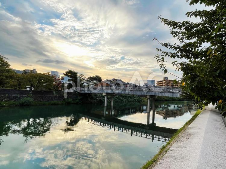 金沢 主計町茶屋街にある中の橋 橋,夕焼け,金沢の写真素材