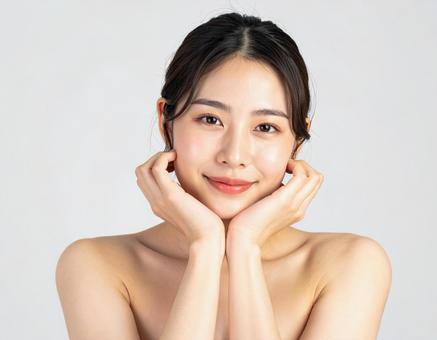 頬杖をする女性 頬杖をする女性の写真
