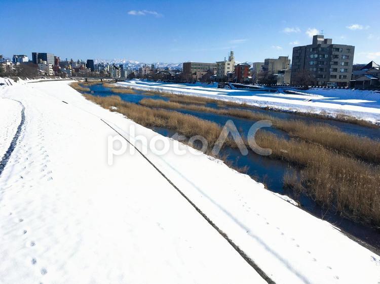 雪が積もった川沿いの風景　雪景色　青空 雪,冬景色,積雪の写真素材