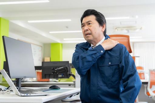 オフィスで働く作業服のミドルのエンジニア オフィスで働く作業服のミドルのエンジニア エンジニア,設計,不動産の写真素材
