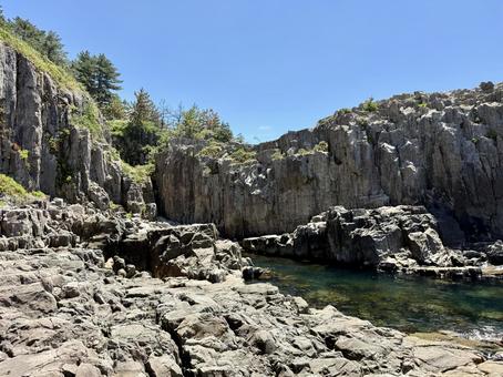昼間の福井県の東尋坊 昼間の福井県の東尋坊 柱状節理,磯辺,水面の写真素材