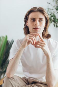 両手を組んで座る男性 男性,外国人,欧米人の写真素材