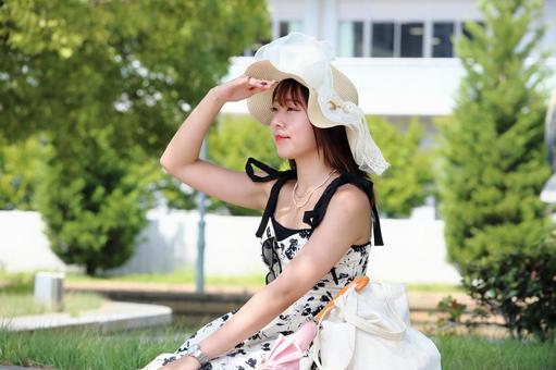 座って遠くを見る女性 座って遠くを見る女性の写真