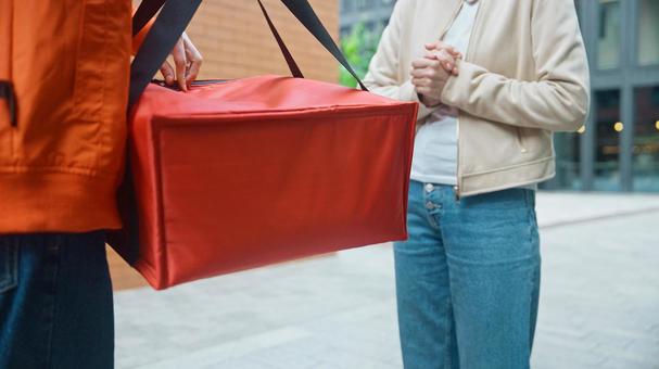 ピザ配達の男性と受け取りに来た女性 配達,フードデリバリー,デリバリーの写真素材