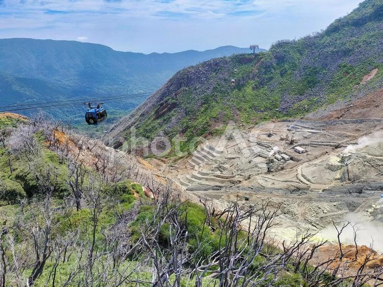 大涌谷を行く箱根ロープウェイのゴンドラ 箱根ロープウェイ,ゴンドラ,大涌谷の写真素材