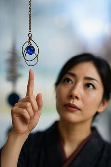 見上げた先の青い輝き 見上げた先の青い輝きの写真