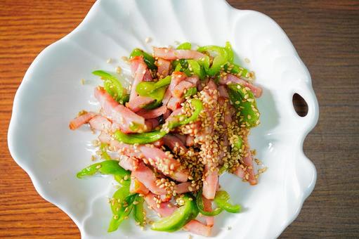 ベーコンとピーマンのゴマ和え 食事,食卓,つまみの写真素材