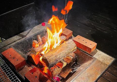 キャンプの暖かな炎 焚火,たき火,炎の写真素材