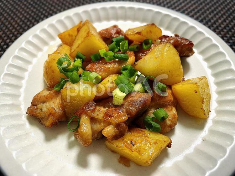 鶏肉とじゃがいもの甘辛炒め 料理,手料理,手作りの写真素材