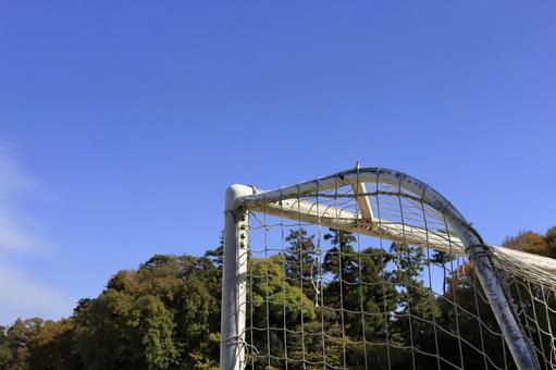 サッカーのゴールポストを見上げる ゴールポスト,青空,試合の写真素材