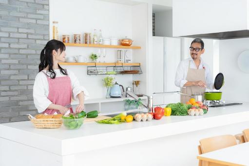 キッチンで料理を作るミドルの夫婦 料理,家族,夫婦の写真素材