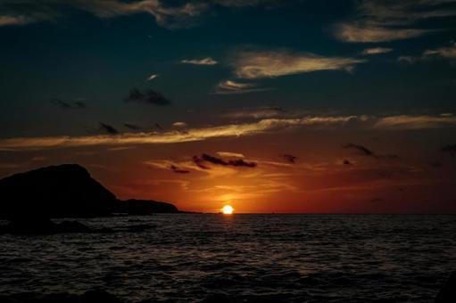 <素材>秋の暗い海へ沈む太陽 <素材>秋の暗い海へ沈む太陽 海,サンセット,夕方の写真素材