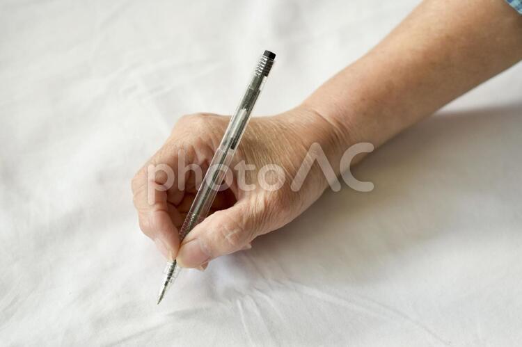 80代の手 シニア,ペンを持つ,手の写真素材