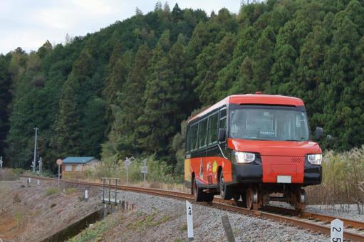 阿佐海岸鉄道、線路を走るDMVの車両 阿佐海岸鉄道,阿佐東線,dmvの写真素材