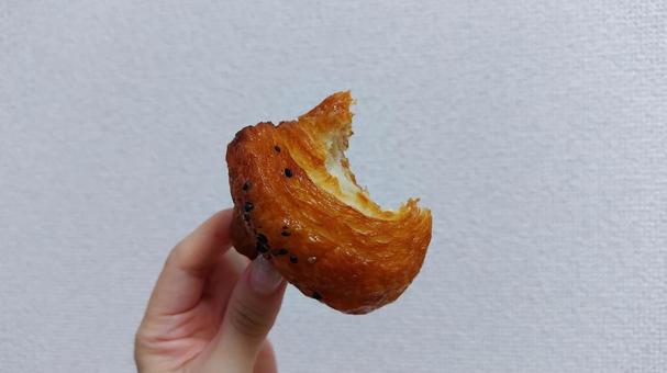 かじったクロワッサン かじったクロワッサンの写真