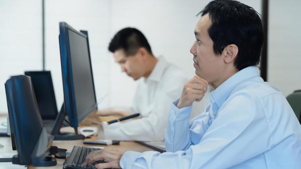 A man thinking in front of a computer in a business office, computer, business affairs, to worry, JPG