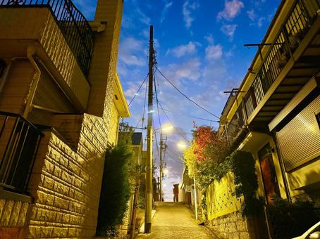 マジックアワーの代々木上原の住宅街 代々木上原,空,夜の写真素材