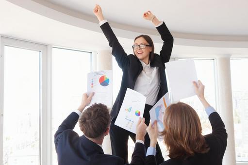 2人の後ろ姿と上機嫌なメガネの女性 女性,男女,外国人の写真素材