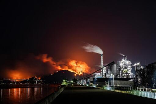 工場に迫る山林火災2 山火事,山林火災,自然災害の写真素材
